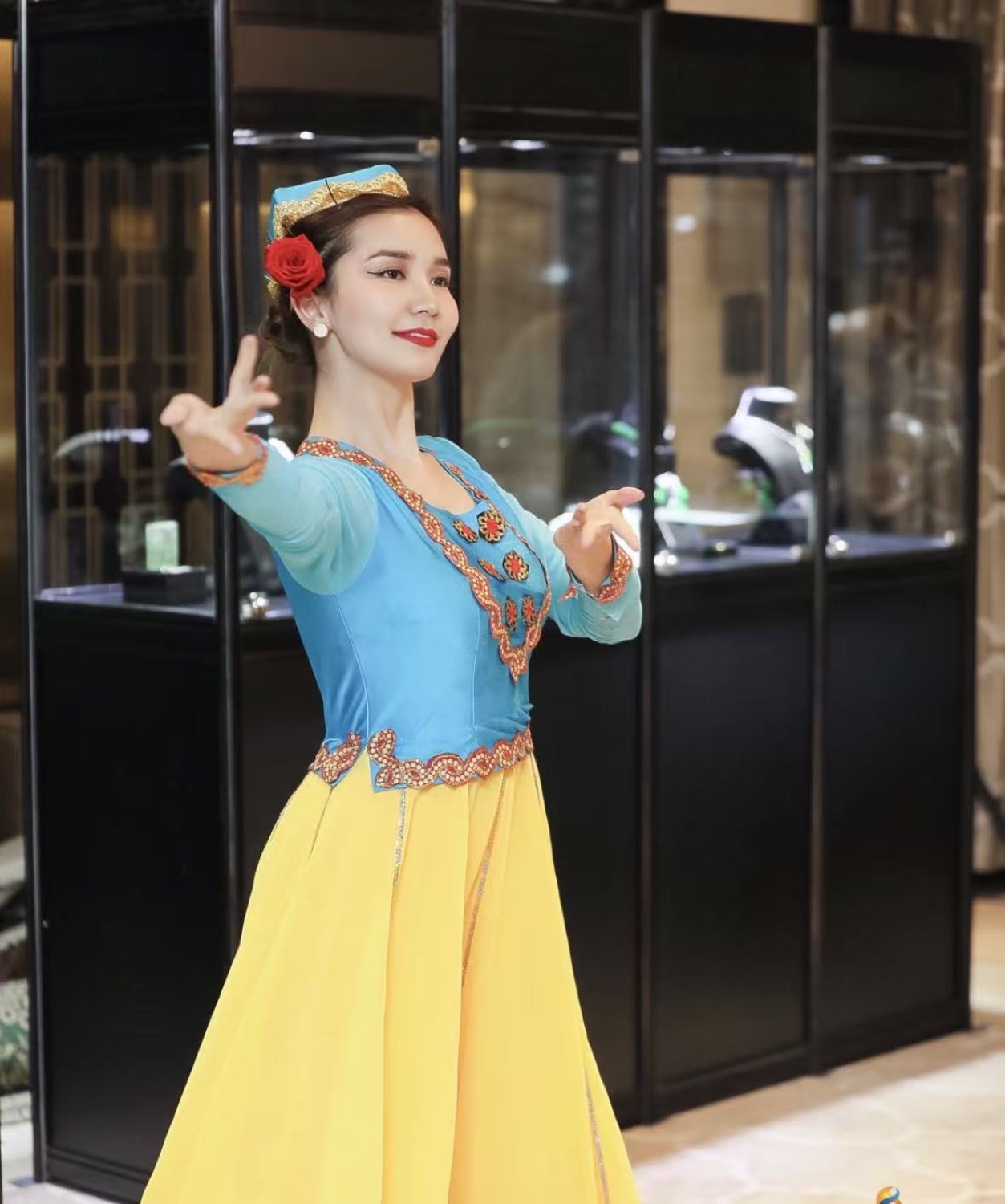 Alinuer Wumaer performing in a blue and yellow costume